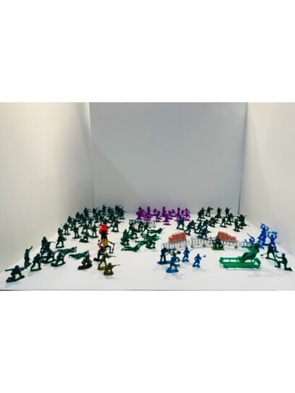 100+ Vintage Plastic Toy Soldiers Lot Army Men Green Purple Blue Sandbags Fences